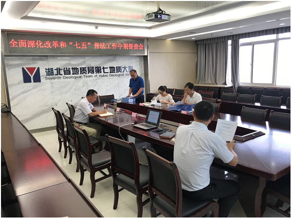 局普法辦檢查組對(duì)我隊 “七五”普法工(gōng)作(zuò)進行(xíng)中期督查