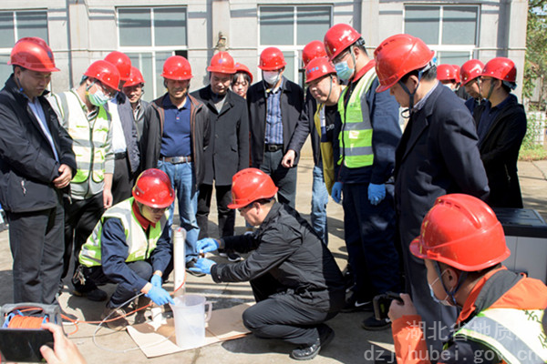 省生(shēng)态環境廳到(dào)地(dì)質七大(dà)隊重點行(xíng)業(yè)企業(yè)用(yòng)地(dì)調查樣品采集項目檢查指導工(gōng)作(zuò)