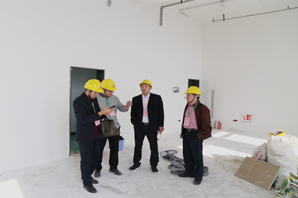 七隊隊長(cháng)胡勝華赴漢陽企業(yè)總部大(dà)樓督查分(fēn)支機(jī)構裝修進度