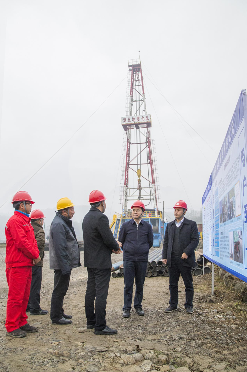 局黨委書(shū)記、局長(cháng)朱厚倫一(yī)行(xíng)到(dào)七隊開(kāi)展2018年(nián)度綜合檢查考評工(gōng)作(zuò)