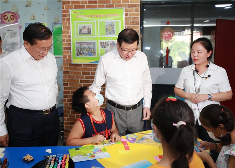 應勇到(dào)下(xià)沉社區(qū)報(bào)到(dào)并調研基層社會(huì)治理(lǐ)