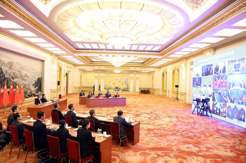 李克強形容這(zhè)一(yī)刻:讓人(rén)們在陰霾中看(kàn)到(dào)光(guāng)明(míng)和(hé)希望