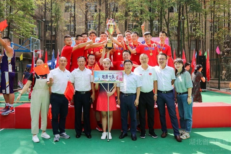 七隊籃球隊在局第四屆籃球比賽中獲得(de)冠軍