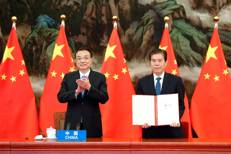 李克強形容這(zhè)一(yī)刻:讓人(rén)們在陰霾中看(kàn)到(dào)光(guāng)明(míng)和(hé)希望