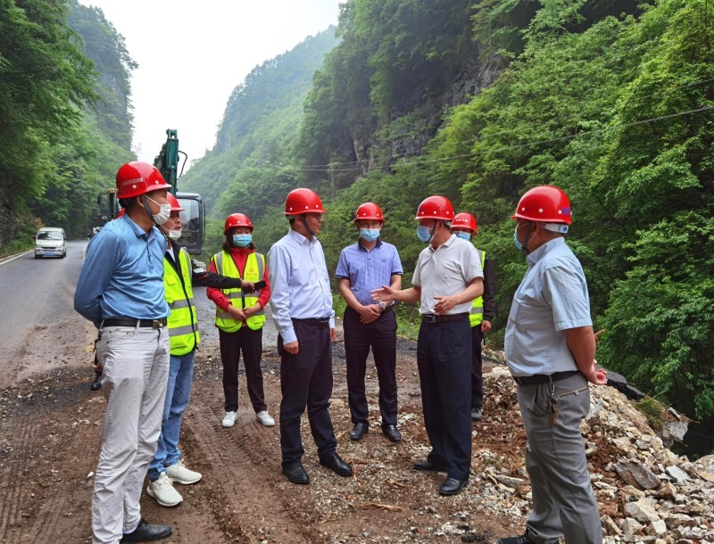 神農(nóng)架林(lín)區(qū)黨委書(shū)記周森(sēn)峰到(dào)地(dì)質七大(dà)隊神農(nóng)架紅(hóng)坪鎮地(dì)災應急處置項目視(shì)察指導工(gōng)作(zuò)