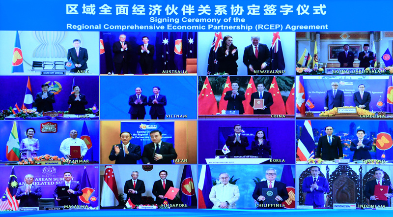 李克強形容這(zhè)一(yī)刻:讓人(rén)們在陰霾中看(kàn)到(dào)光(guāng)明(míng)和(hé)希望